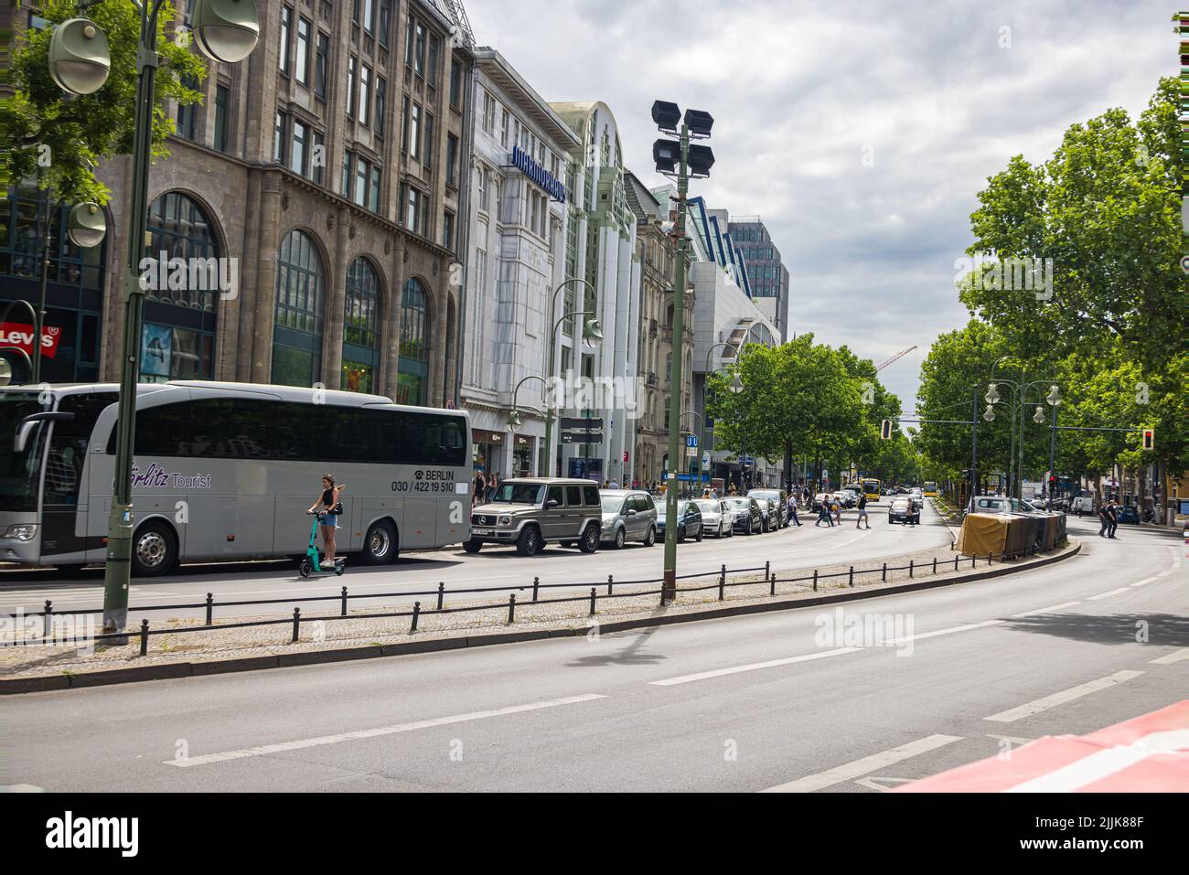 Berlino, Germania - 29 giugno 2022: Vista da Breitscheidplatz alla Kurfürstendamm. Vista sulla strada in una delle strade più famose di Berlino, il Kurfür Foto Stock