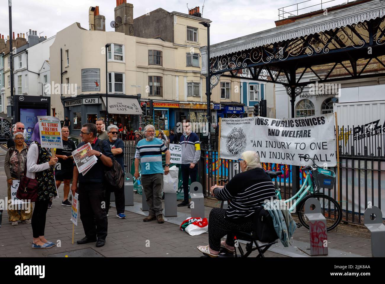 Brighton & Hove, East Sussex, UK.27th Luglio 2022. RMT Sciopero alla stazione ferroviaria di Brighton come parte dello sciopero ferroviario nazionale RMT. Immagine scattata al mattino con la linea di picket all'esterno di una stazione solitamente occupata. 27th luglio 2022. DavidSmith/Alamynews. Foto Stock