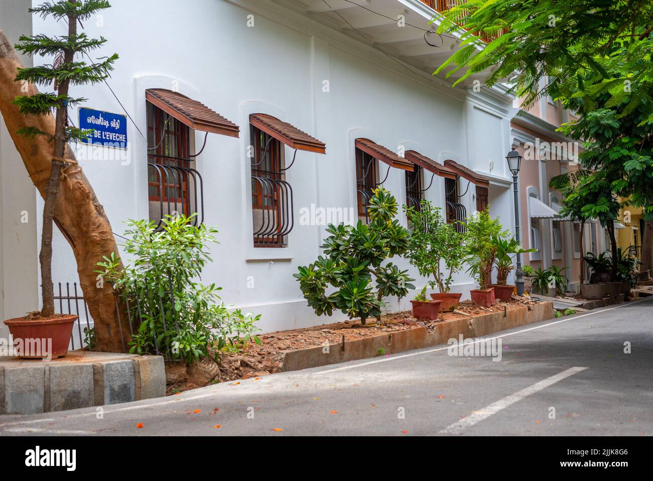 Bella architettura francese ed edifici nel quartiere francese di Pondicherry in India Foto Stock