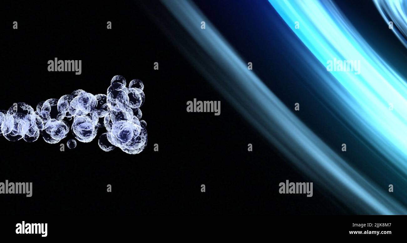 Immagine di bolle trasparenti su luce blu che si muovono su sfondo nero Foto Stock