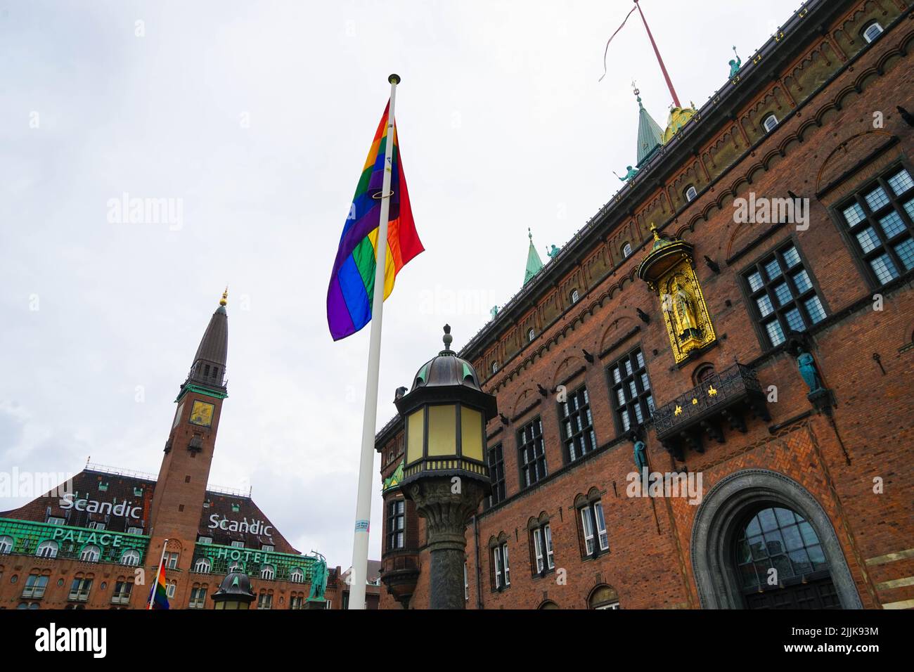 La bandiera dell'orgoglio vicino ad un edificio a Copenhagen Foto Stock