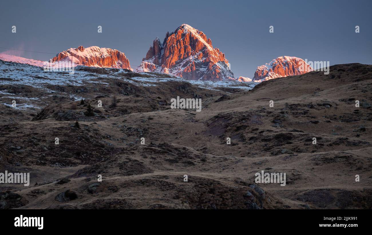 Una vista ipnotica del Passo Rolle con sullo sfondo il Cimon della pala Foto Stock