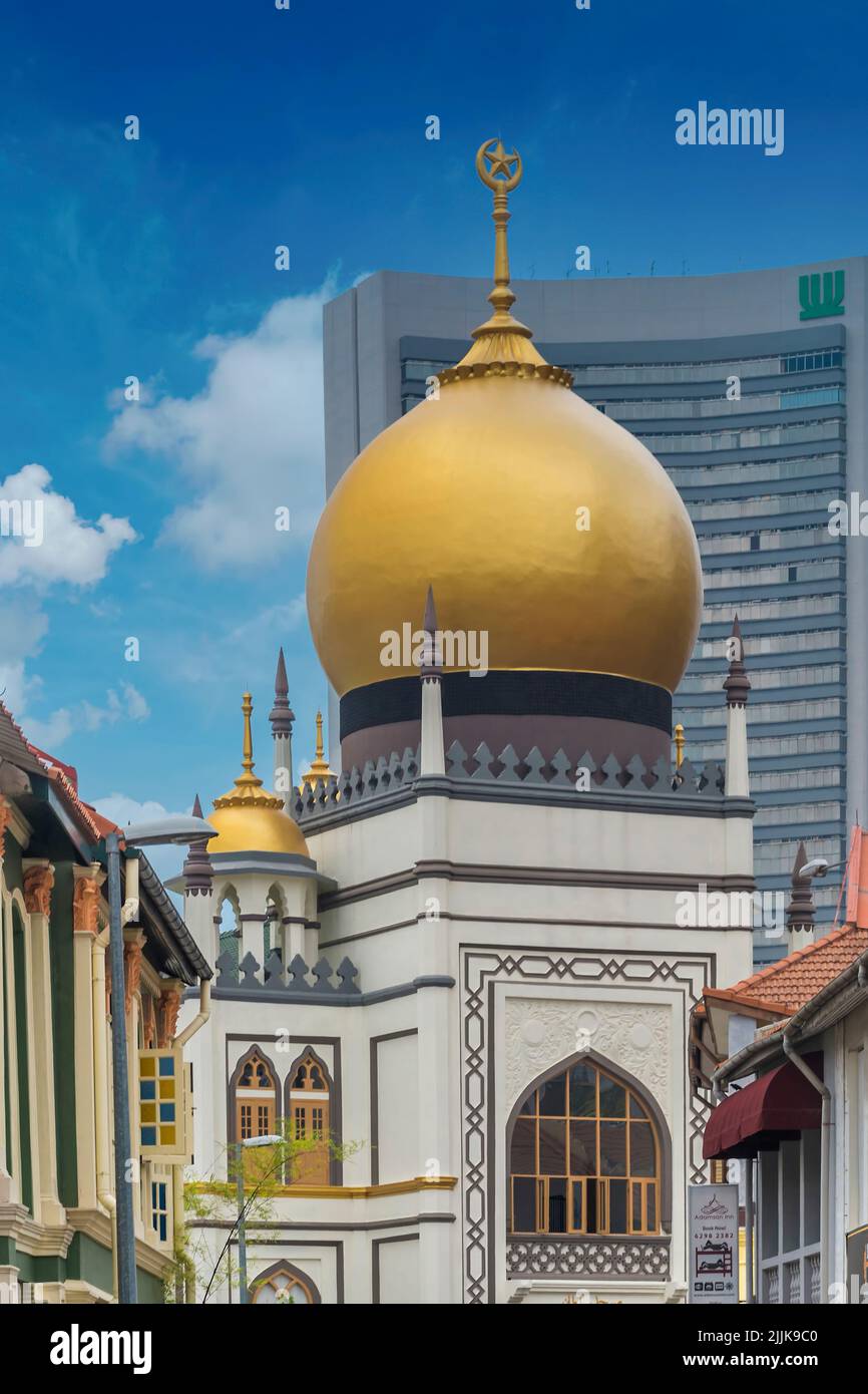 La cupola dorata della Moschea del Sultano a Singapore Foto Stock