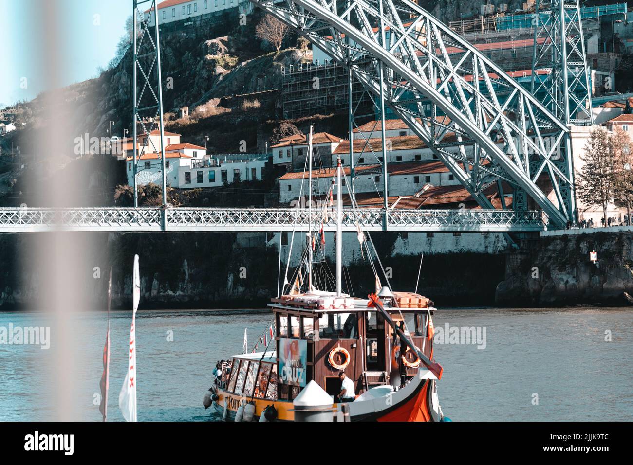 Una classica barca portoghese con il ponte Porto alle sue spalle Foto Stock