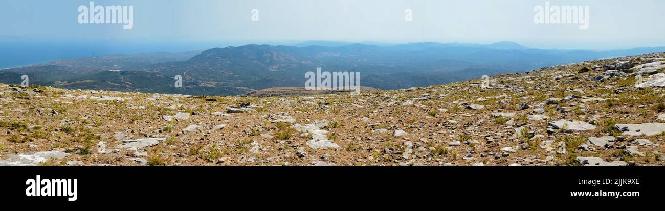 Paesaggio del nord dell'isola di Rodi dalla cima di Attavyros Foto Stock