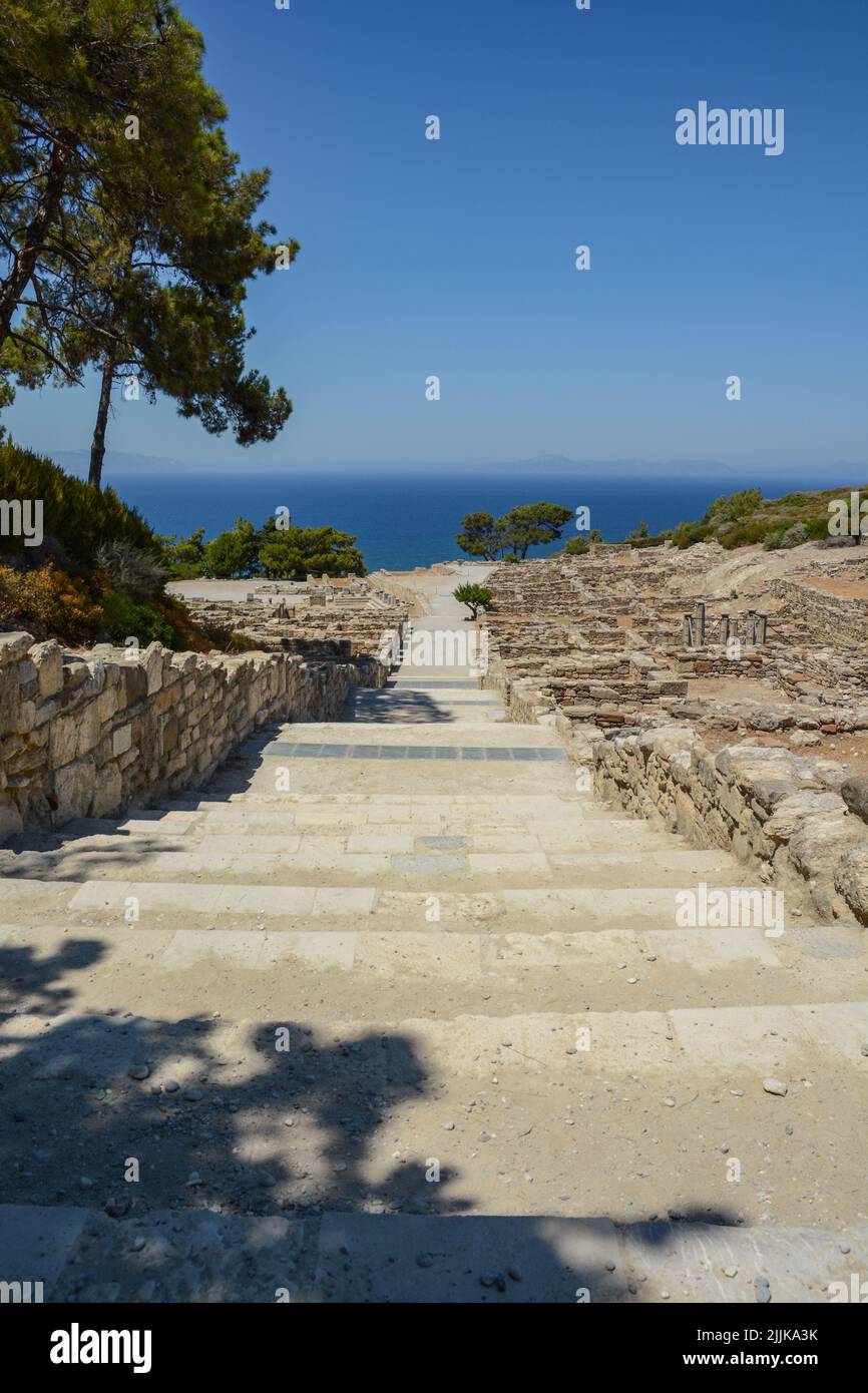 Vista sul sentiero principale dell'antica Kamiros, Rodi Foto Stock