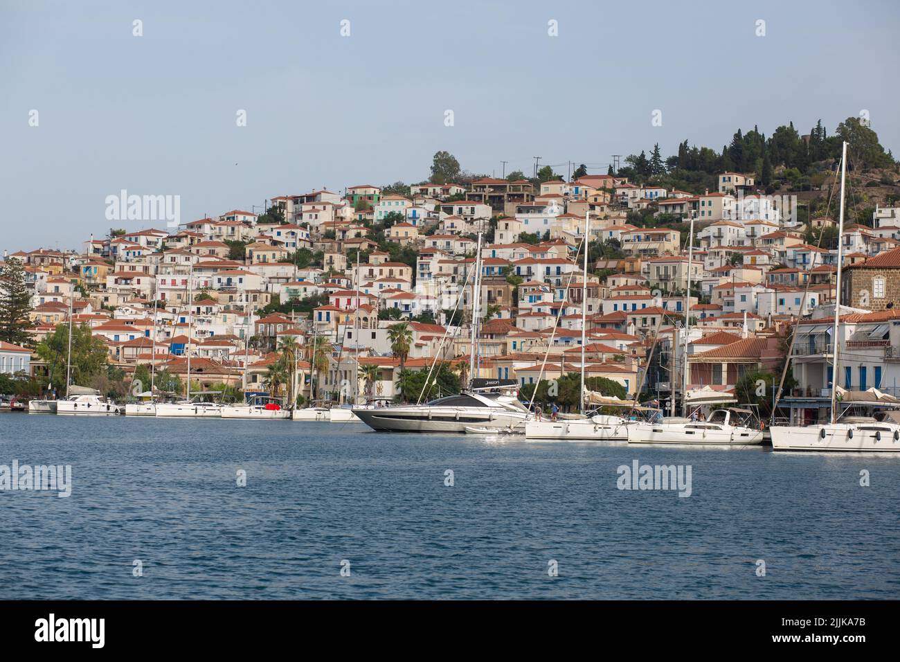 Una bella foto di un porto pieno di yacht a Hydra Island, Athness, Grecia Foto Stock