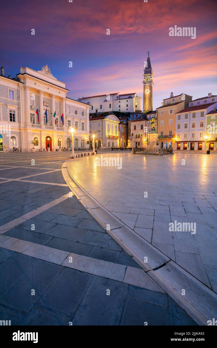 Piran, Slovenia. Immagine del paesaggio urbano della splendida Pirano, Slovenia all'alba di primavera. Foto Stock