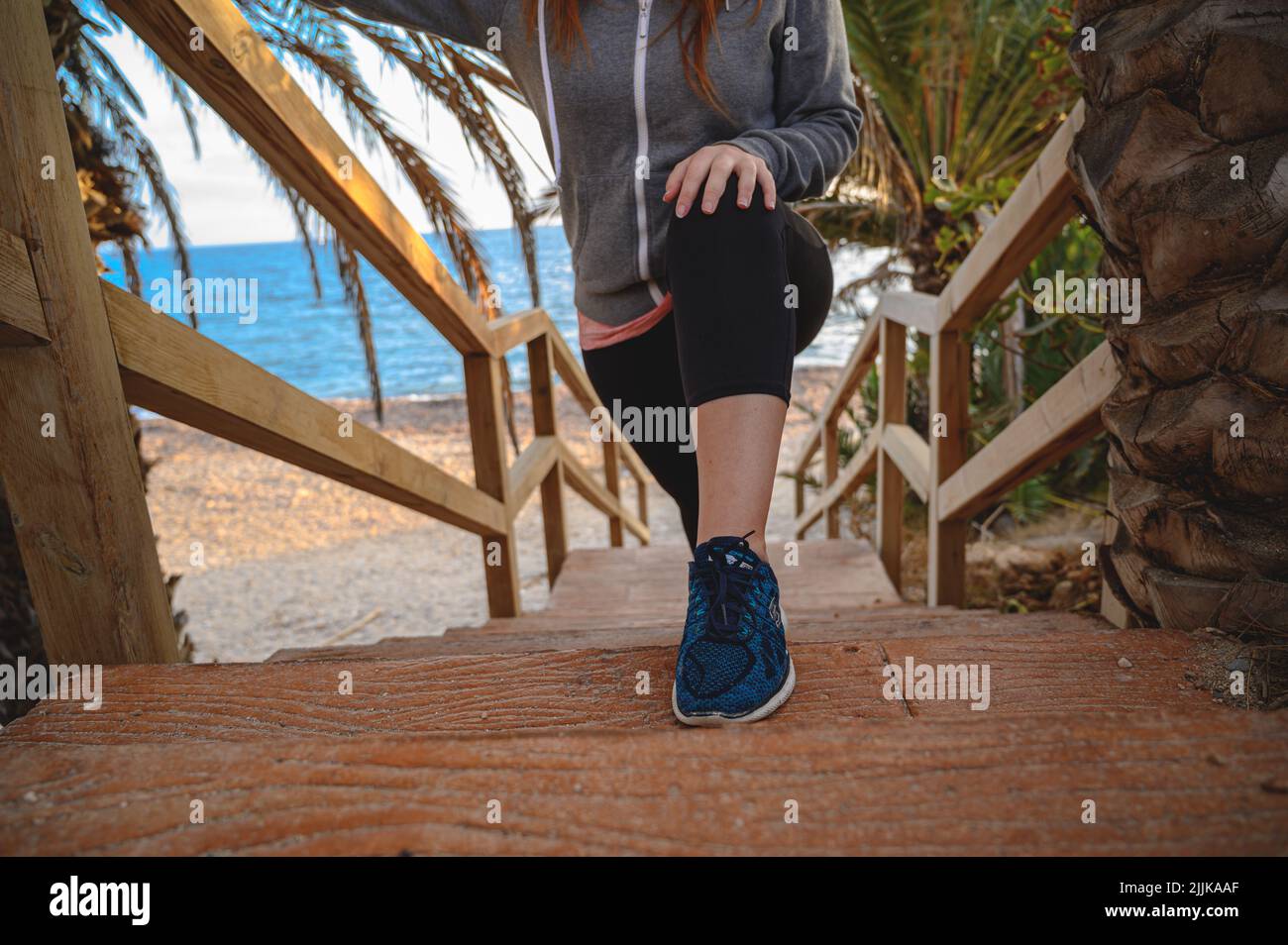 Una persona che sale le scale su una spiaggia Foto Stock