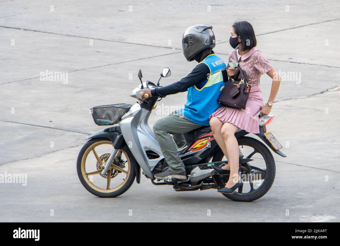 SAMUT PRAKAN, THAILANDIA, Apr 19 2022, Un tassista su una moto ride con una donna. Foto Stock