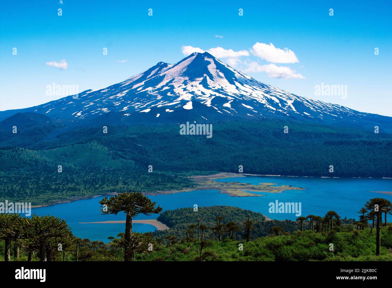 Una splendida vista sullo stratovulcano della Sierra Nevada nel Parco Nazionale di Conguillio, Araucania, Cile Foto Stock