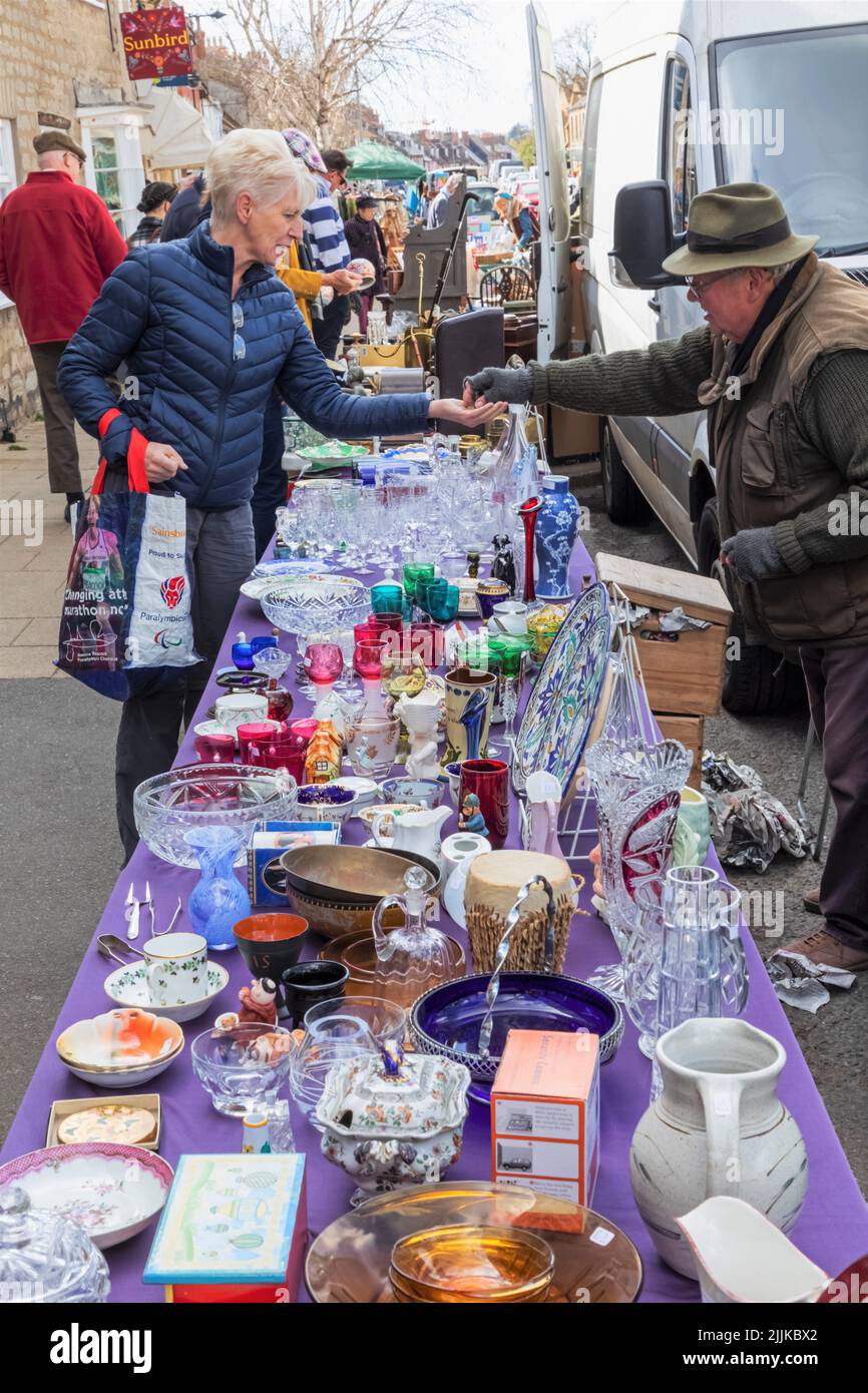 Inghilterra, Dorset, Bridport, Bridport Market, Lady Buying Vintage Tableware Foto Stock