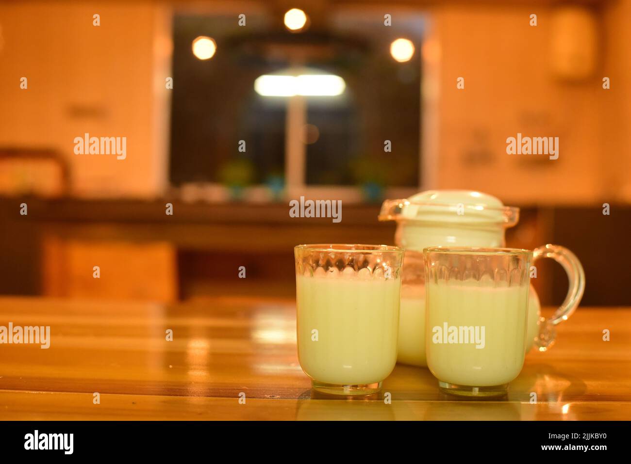 Latte sul tavolo. Utilizzo in background Foto Stock