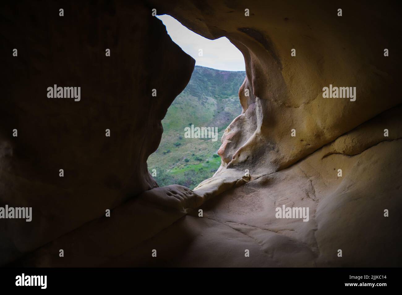Una vista interna di una delle Gaviota Wind Caves ad altitudini più elevate all'interno del Gaviota state Park. Foto Stock