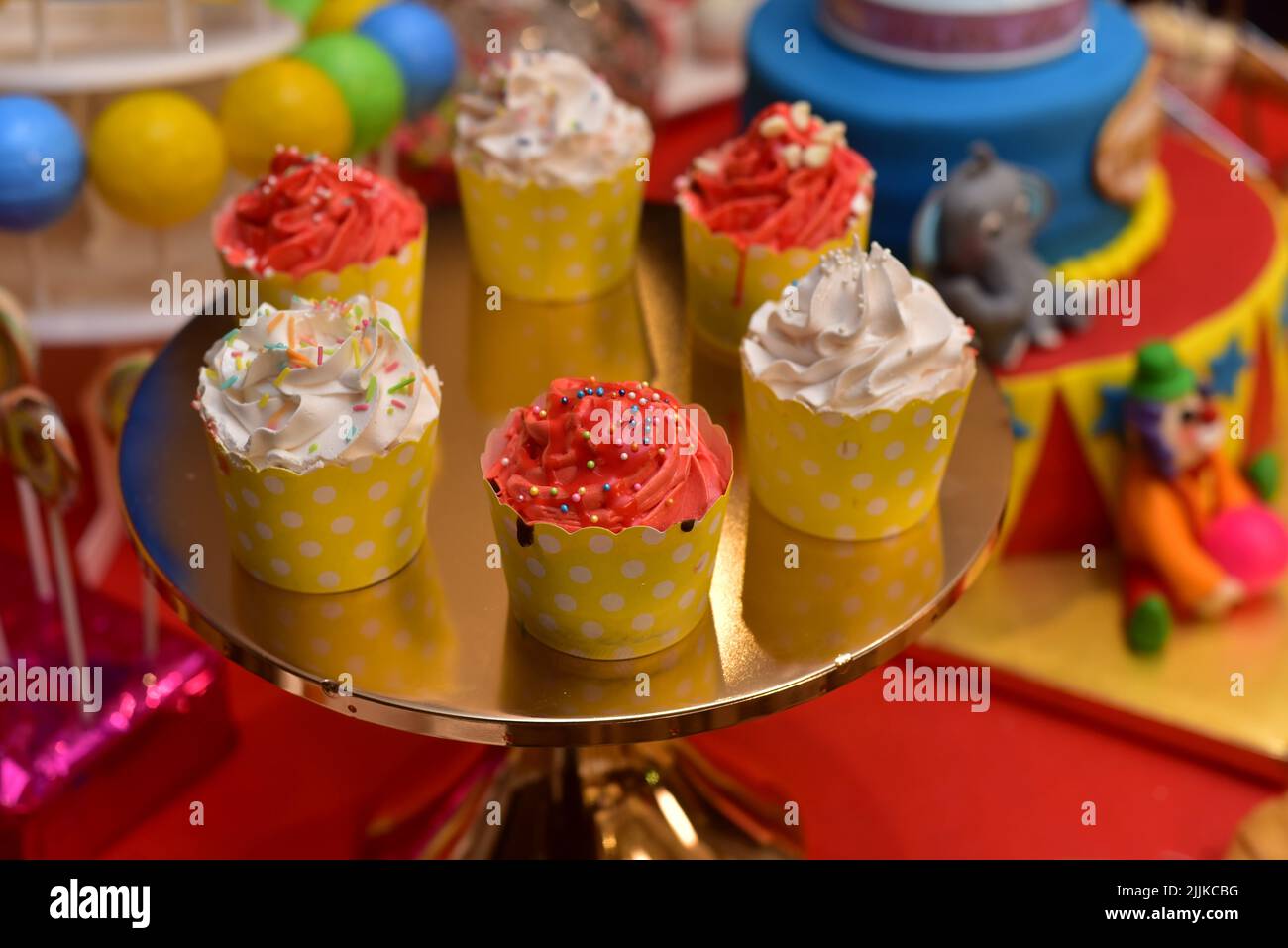 Il bellissimo primo piano di cupcake crema bianca e rossa Foto Stock