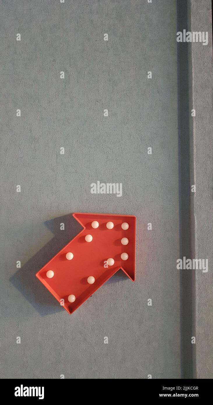 Una vista verticale dall'alto di una freccia rossa Foto Stock