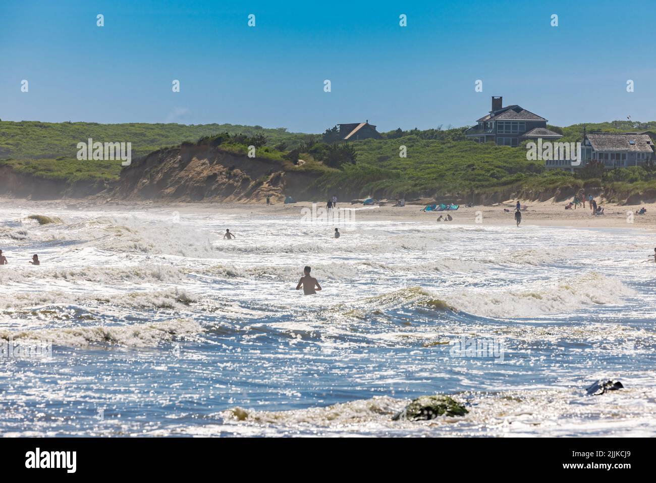Persone che godono la spiaggia e l'oceano a Ditch Plains Foto Stock