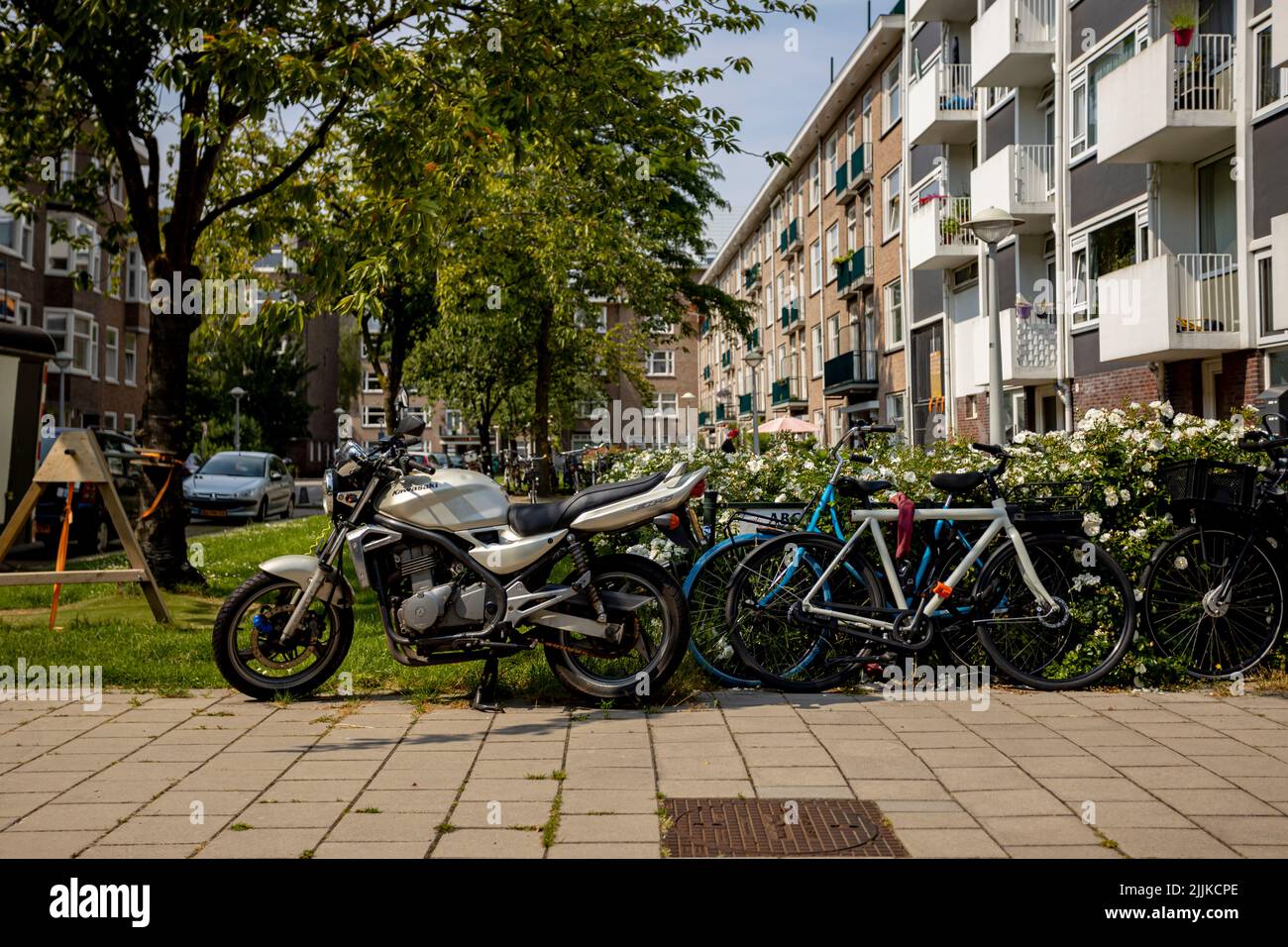 Case residenziali di tipo olandese del secolo scorso con biciclette parcheggiate di fronte Foto Stock