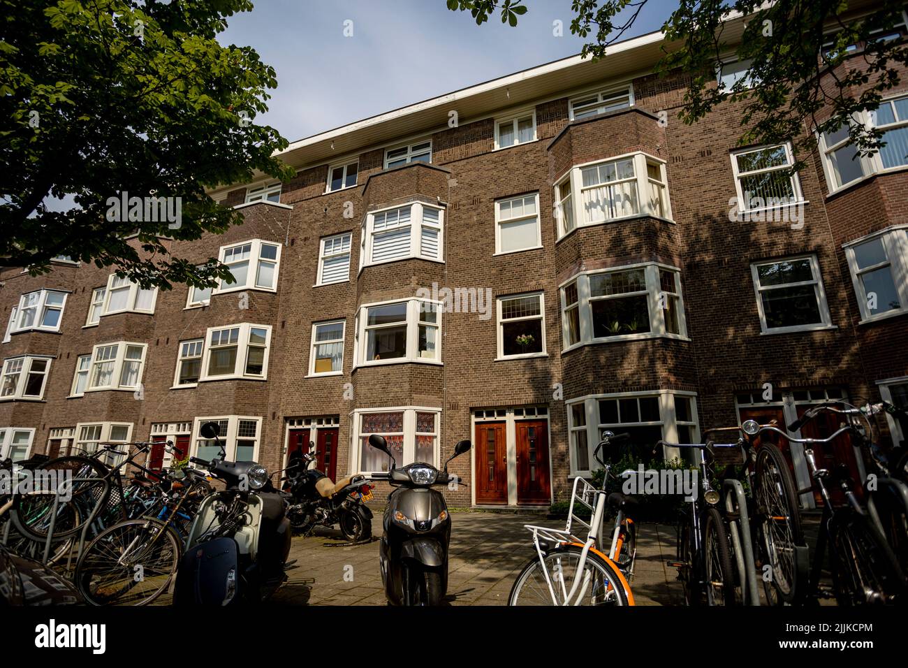 Un edificio olandese del secolo scorso tipo residenziale con biciclette parcheggiate di fronte, Amsterdam, Paesi Bassi Foto Stock