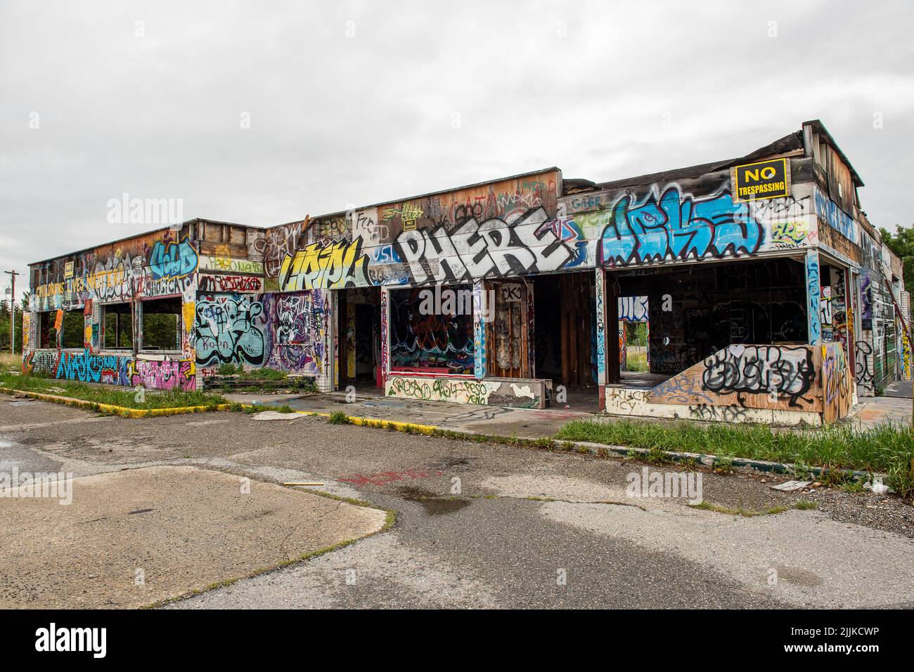 Un graffiti su vecchio edificio abbandonato vicino Canmore, Alberta Canada Foto Stock