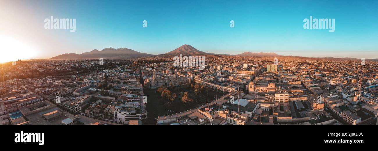 Vista aerea sulla piazza principale di Arequipa e il centro storico con il vulcano El misti sullo sfondo noto come città bianca in Perù e il suo mondo UNESCO Foto Stock