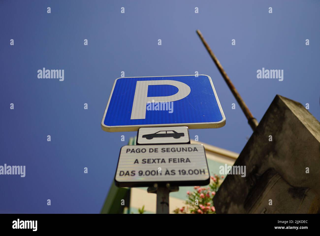 Un'immagine ad angolo basso di un cartello di parcheggio gratuito su sfondo cielo blu Foto Stock