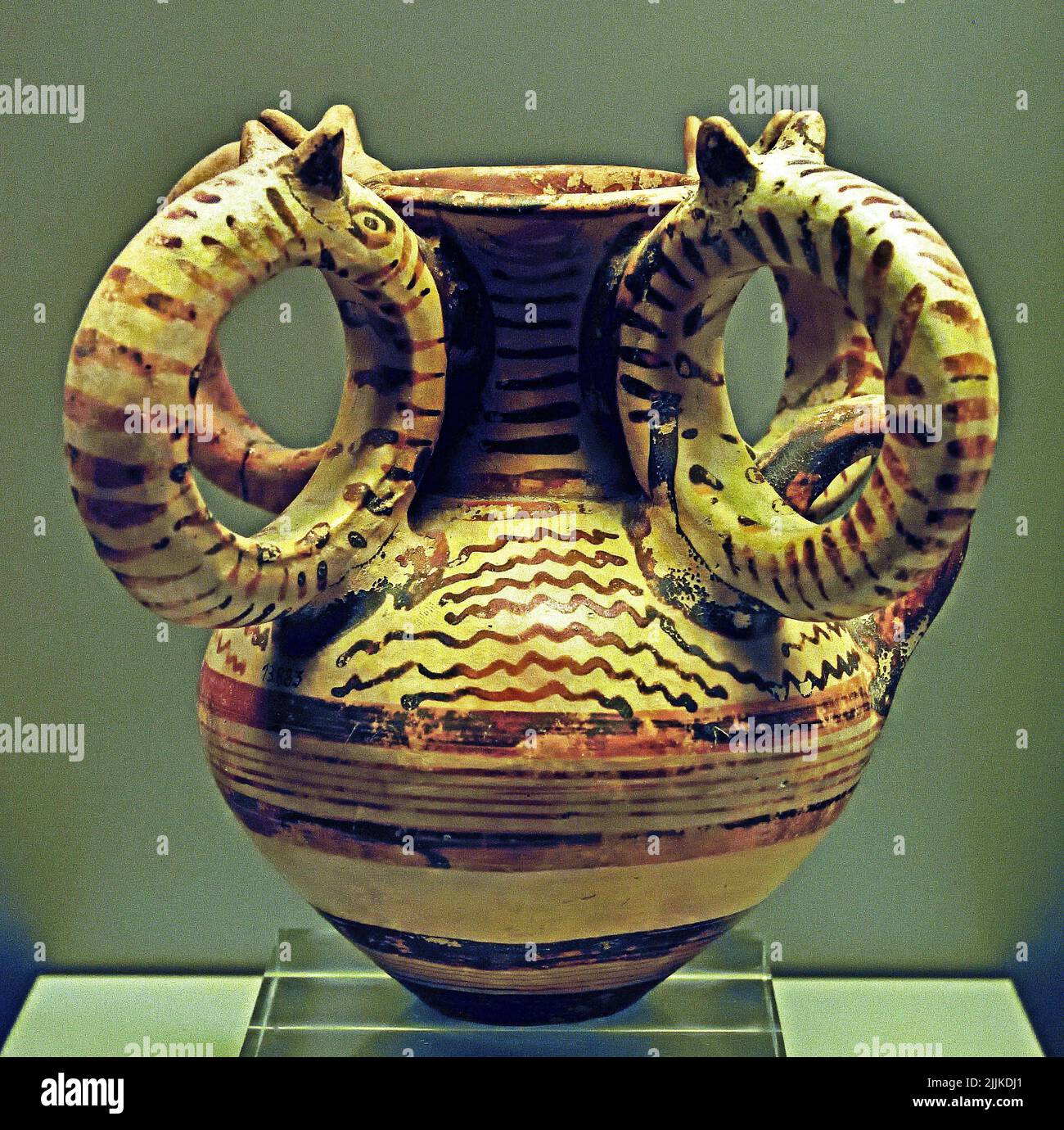 Vaso rituale, Rhyton, rhyta , Attica, 13th-14th secolo AC, con anelli di plastica che terminano in teste di animali Museo Archeologico Nazionale ad Atene. Grecia, Foto Stock