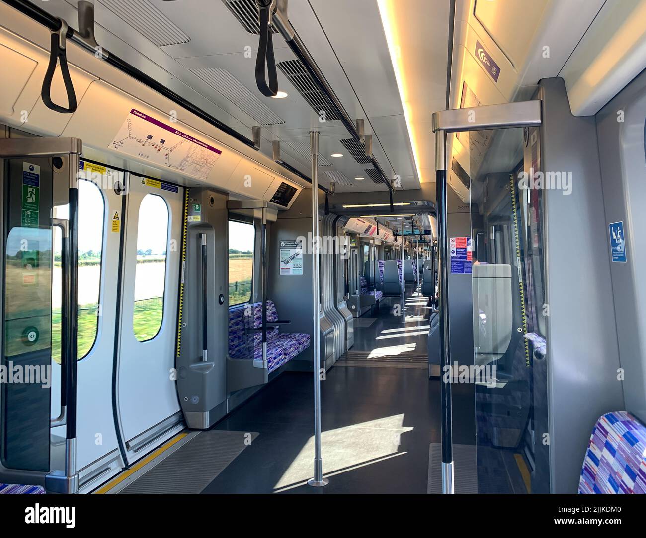Reading, Berkshire, Regno Unito. 24th luglio 2022. Un treno della linea Elizabeth alla stazione di Reading. Oltre 40.000 lavoratori ferroviari sono previsti per sciopero mercoledì 27th luglio 2022 oltre la loro retribuzione. Credit: Maureen McLean/Alamy Foto Stock