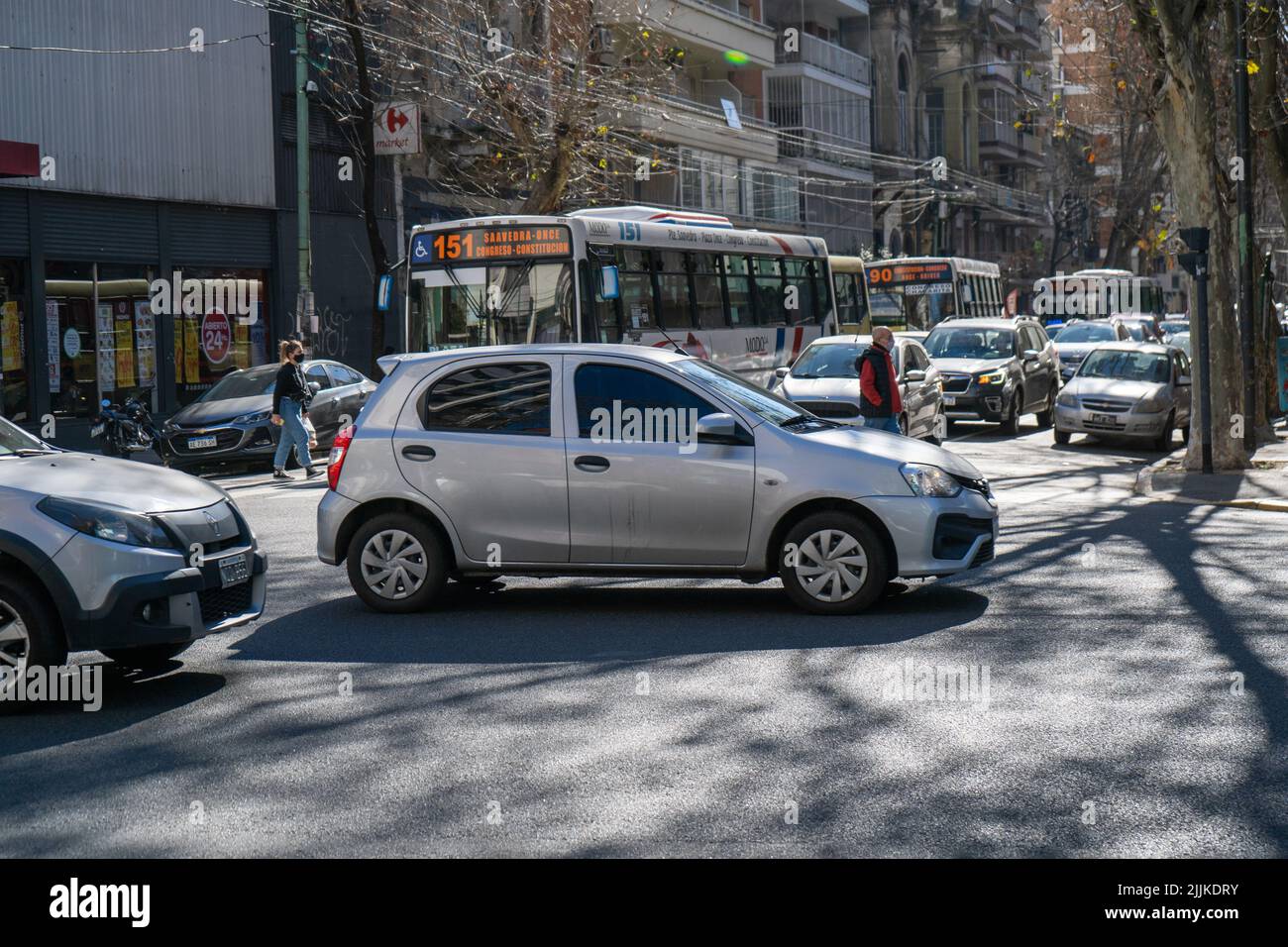 Pianta generale della strada con un'auto parcheggiata e altri circolanti su strade pubbliche Foto Stock