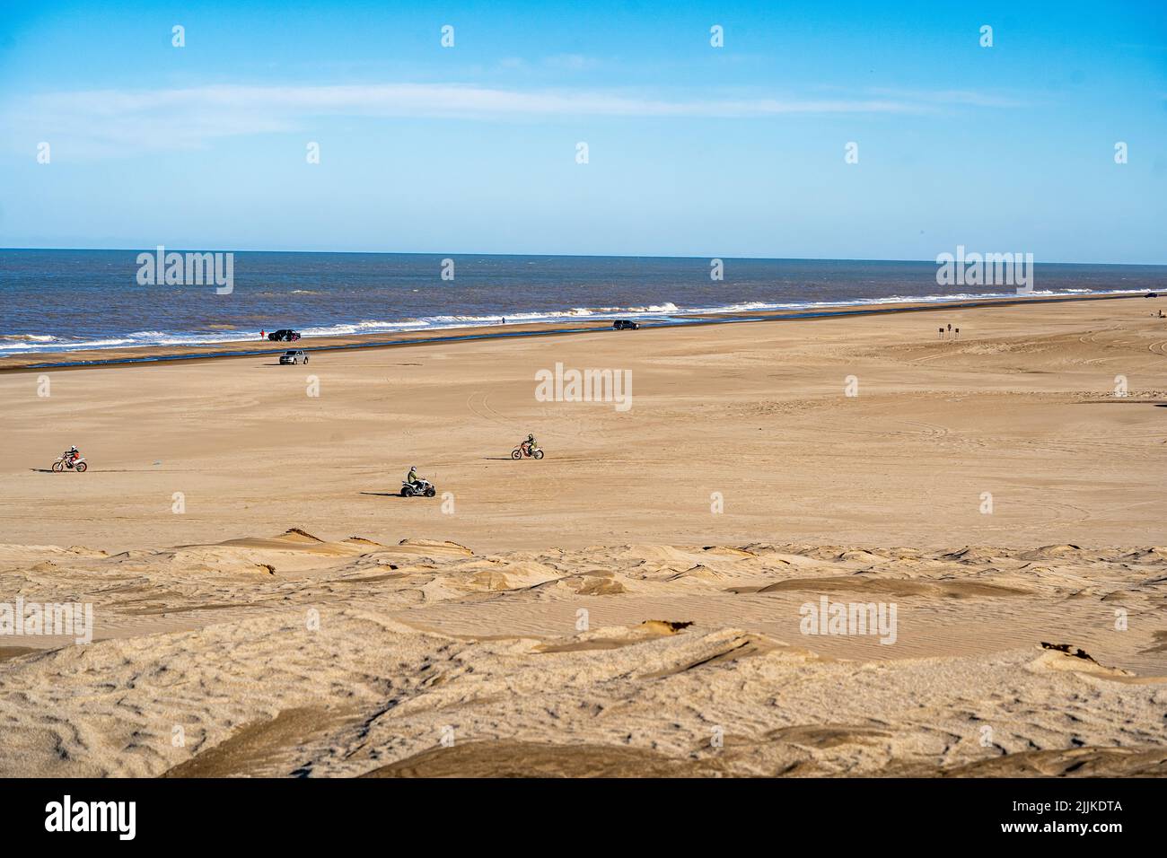 Piano generale di una spiaggia dove si può vedere la sabbia e il mare, in una giornata soleggiata e limpida Foto Stock