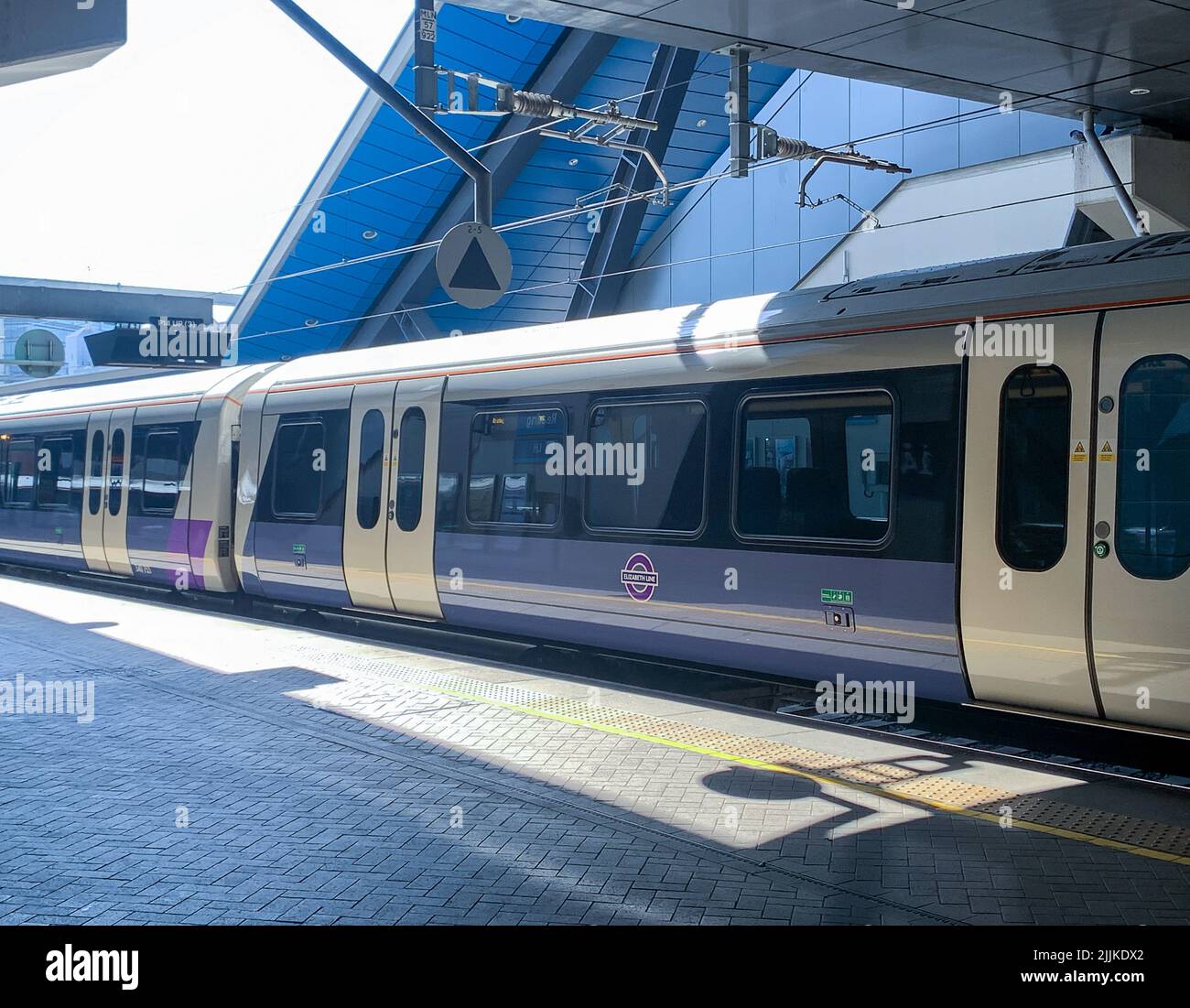 Reading, Berkshire, Regno Unito. 24th luglio 2022. Un treno della linea Elizabeth alla stazione di Reading. Oltre 40.000 lavoratori ferroviari sono previsti per sciopero mercoledì 27th luglio 2022 oltre la loro retribuzione. Credit: Maureen McLean/Alamy Foto Stock