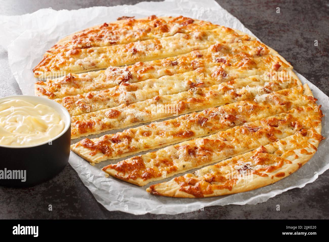 Pizzeria canadese barrette aglio e Donair Sauce primo piano su carta sul tavolo. Orizzontale Foto Stock