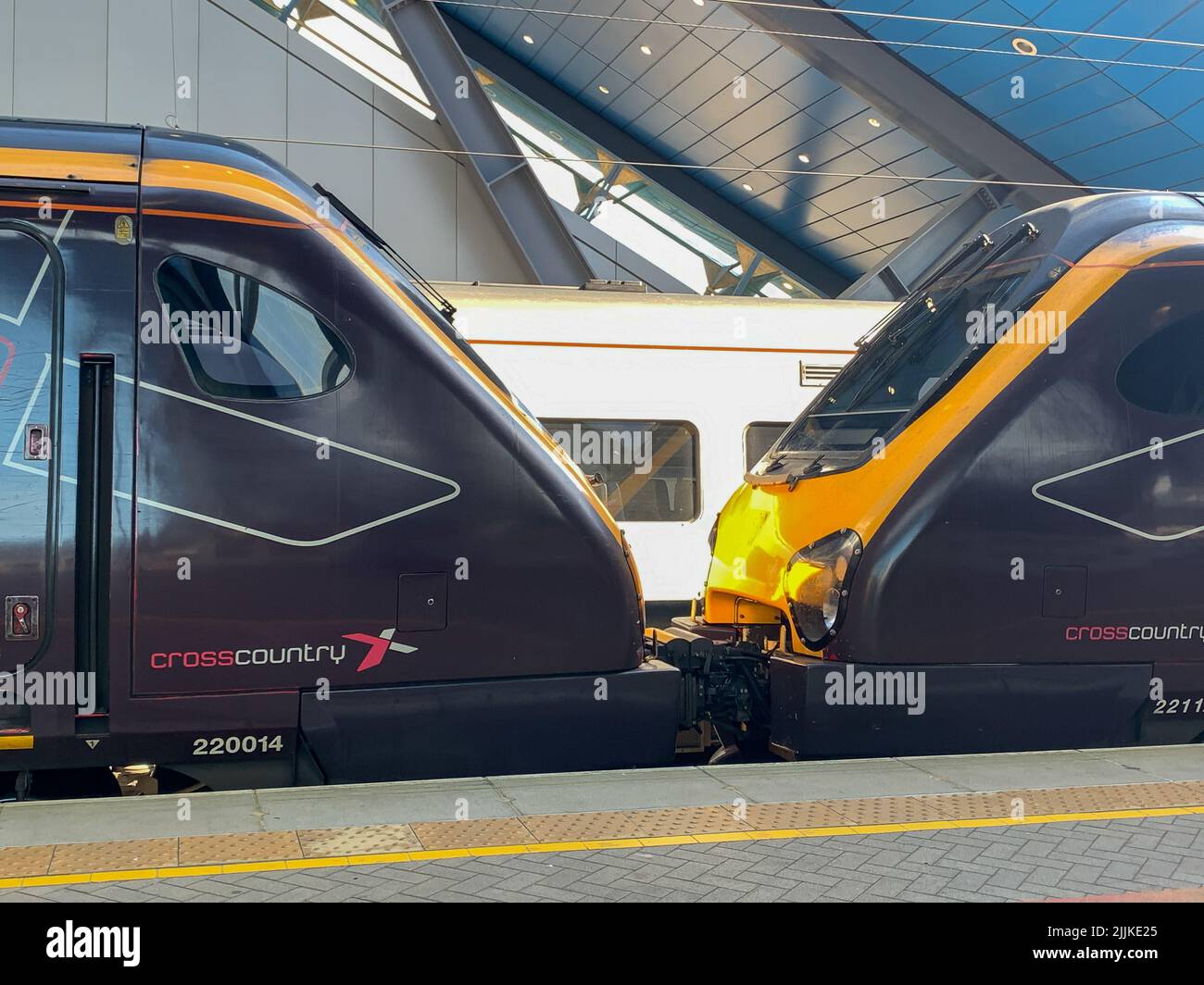 Reading, Berkshire, Regno Unito. 24th luglio 2022. Un treno di fondo alla Stazione di Reading. Un treno della linea Elizabeth alla stazione di Reading. Oltre 40.000 lavoratori ferroviari sono previsti per sciopero mercoledì 27th luglio 2022 oltre la loro retribuzione. Credit: Maureen McLean/Alamy Foto Stock