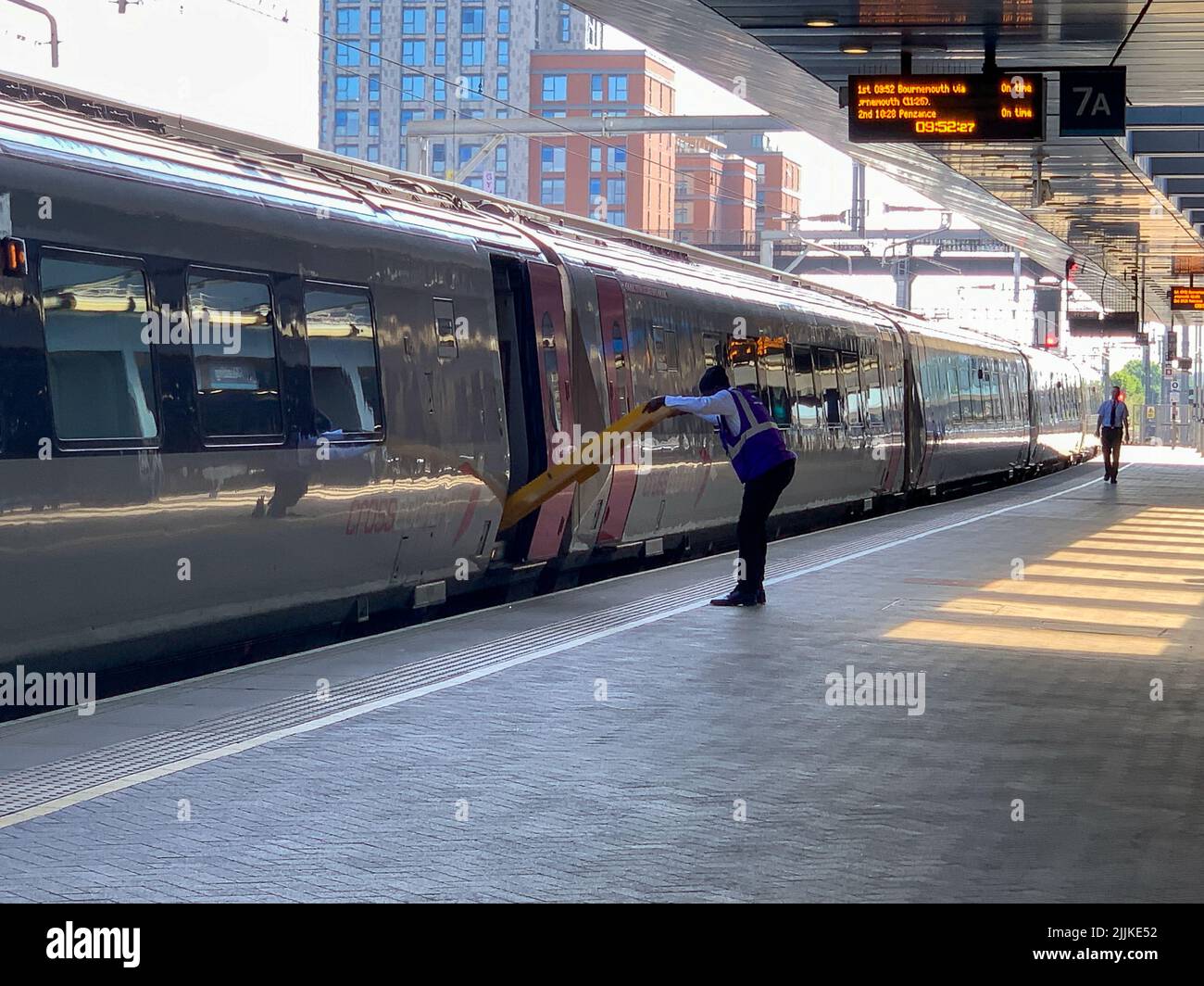 Reading, Berkshire, Regno Unito. 24th luglio 2022. Un treno di fondo alla Stazione di Reading. Un treno della linea Elizabeth alla stazione di Reading. Oltre 40.000 lavoratori ferroviari sono previsti per sciopero mercoledì 27th luglio 2022 oltre la loro retribuzione. Credit: Maureen McLean/Alamy Foto Stock