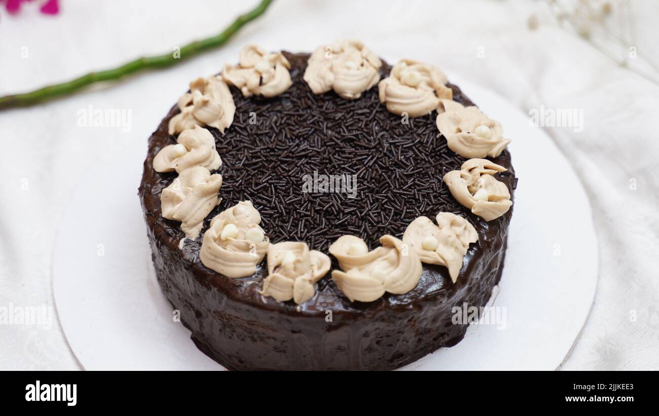 Una foto di una torta al cioccolato con panna montata e vermicelli al cioccolato Foto Stock