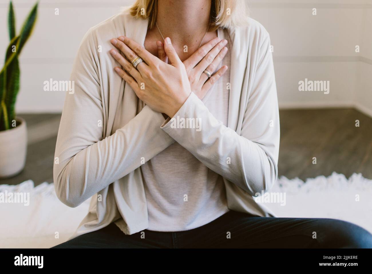Un primo colpo di una donna che tiene le braccia incrociate sul petto. Foto Stock