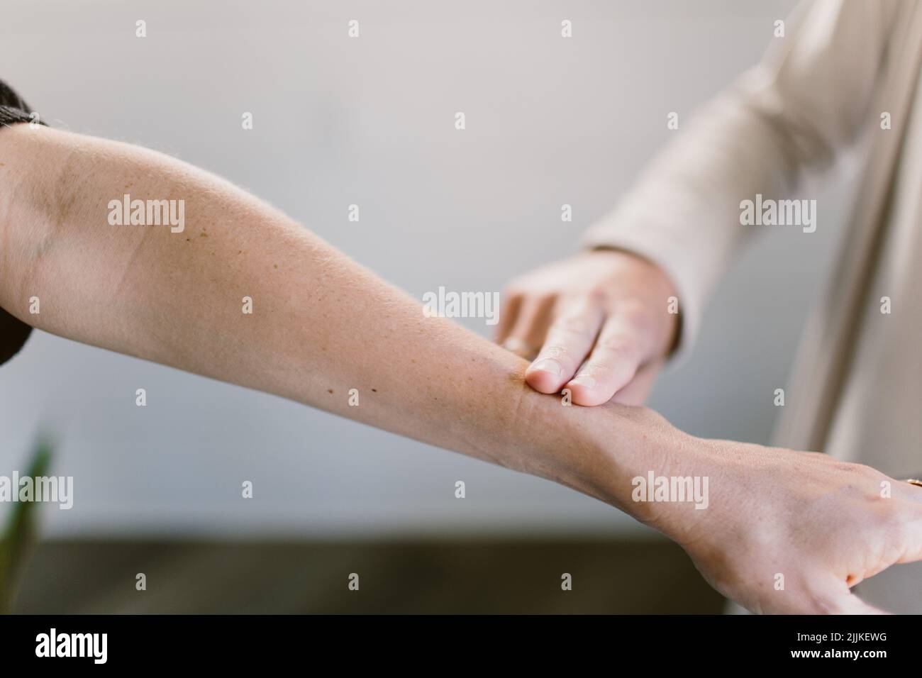 Un primo piano di due dita che controllano il polso di un'altra persona. Foto Stock