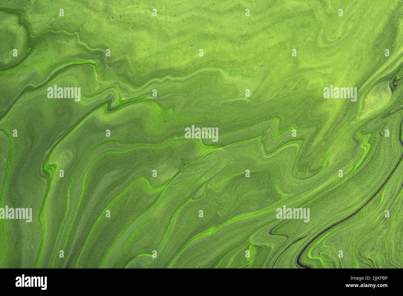 Astratto fluido arte sfondo verde scuro colori. Marmo liquido. Pittura acrilica con sfumatura di olive e spruzzi. Sfondo acquerello con motivo ondulato Foto Stock