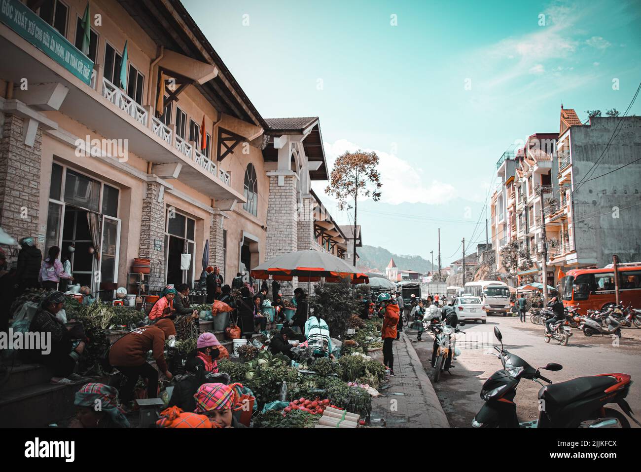 Una visione della gente che vende i loro prodotti nel mercato locale nella città di SA Pa in Vietnam Foto Stock