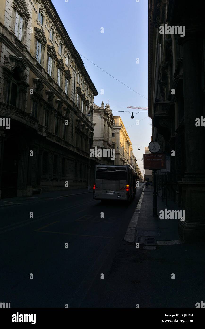 Un autobus su una strada al mattino presto a Roma, Italia Foto Stock