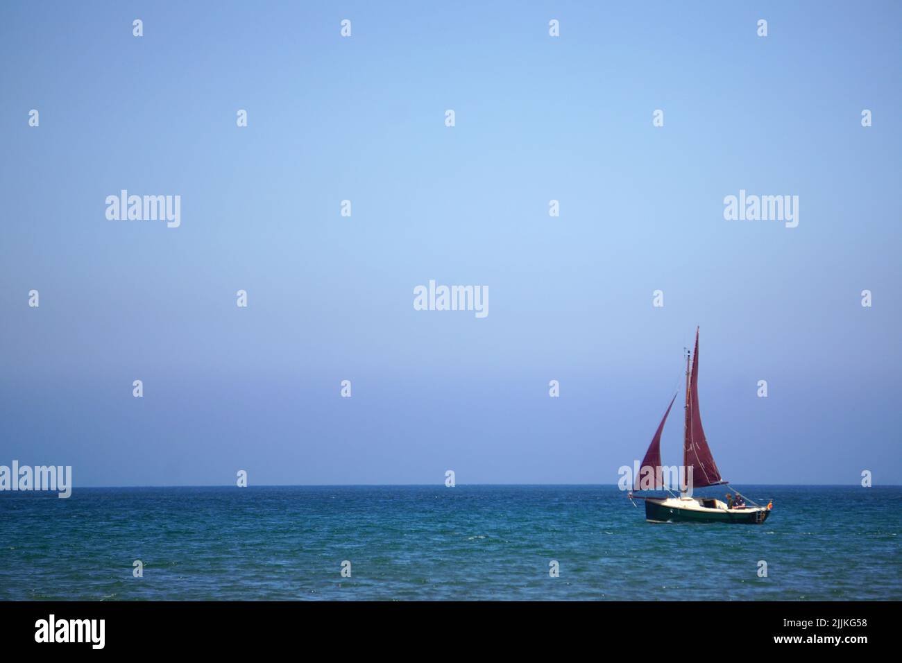 Lone Red Boat in mare Foto Stock