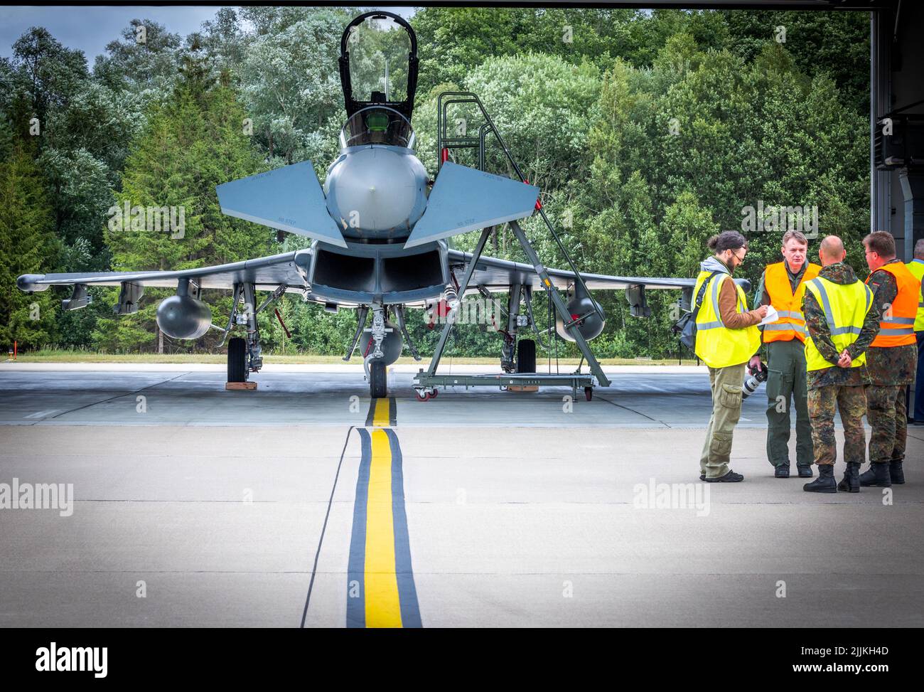 Laage, Germania. 27th luglio 2022. Un Eurofighter si trova in un hangar alla base aerea dove vola verso l'Estonia. Un totale di quattro aerei da combattimento saranno schierati come parte della missione di lunga data della NATO per garantire la sicurezza aerea agli stati baltici sul fianco orientale dell'alleanza militare. Il velivolo di Tactical Air Wing 71 'Richthofen' volerà missioni da Ämari (Estonia) nelle prossime settimane. Credit: Jens Büttner/dpa/Alamy Live News Foto Stock