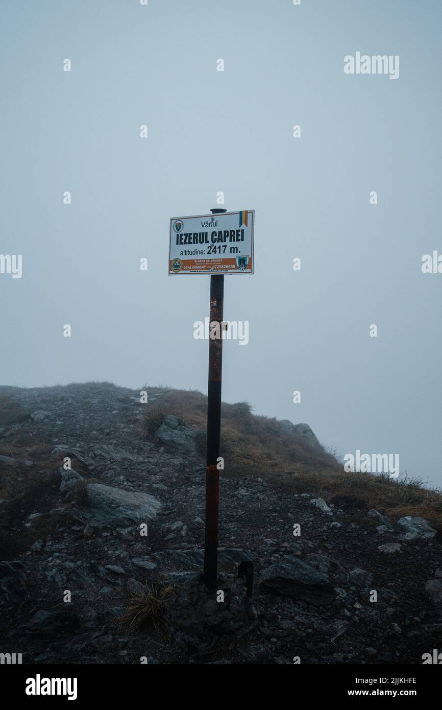 Un cartello di montagna che indica un picco di 2417 metri Foto Stock