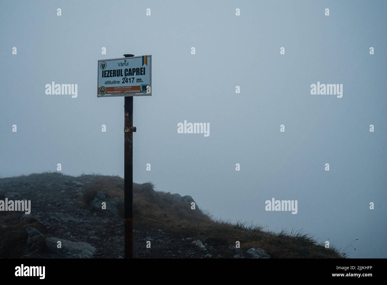 Un cartello di montagna che indica un picco di 2417 metri Foto Stock