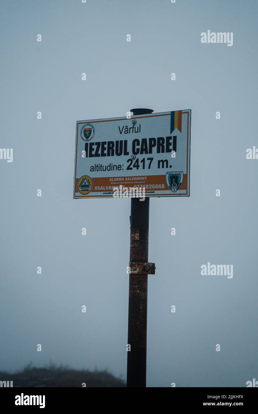 Un cartello di montagna che indica un picco di 2417 metri Foto Stock