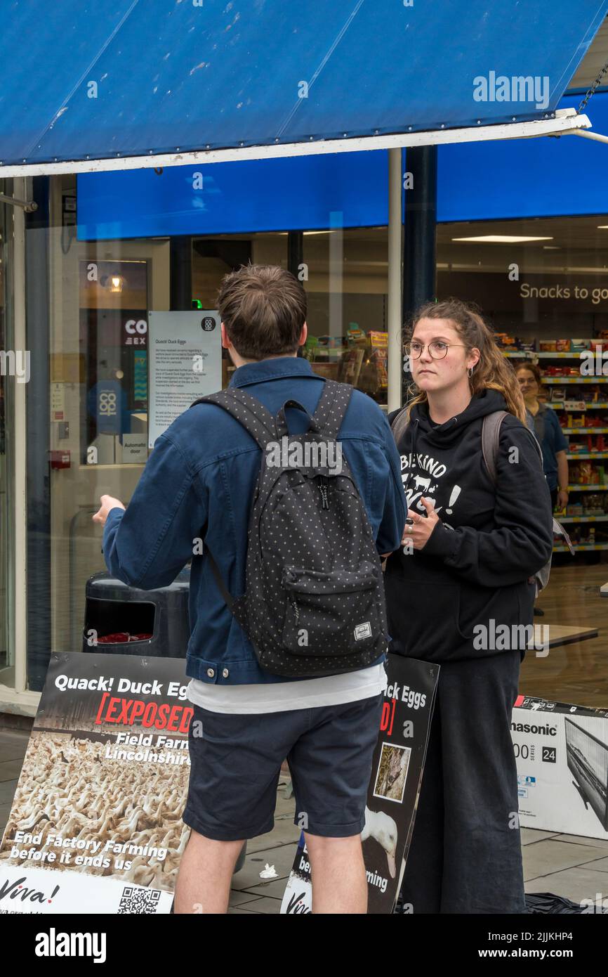Maschio membro del pubblico smesso di parlare con Viva! Dimostratore di crudeltà verso gli animali Sencil Street Lincoln City 2022 Foto Stock