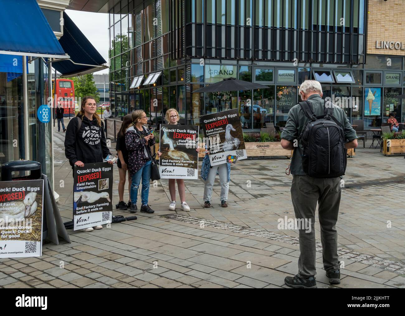 News fotografo fotografare Viva! I manifestanti dei diritti degli animali al di fuori del Lincolnshire CO-OP Store Sencil Street Lincoln City 2022 Foto Stock