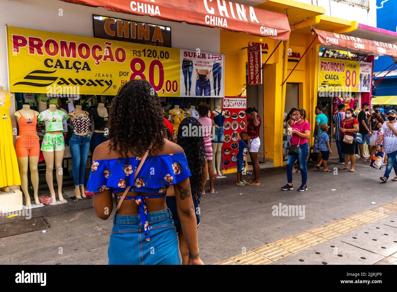 Persone al supermercato locale in brasile Foto Stock