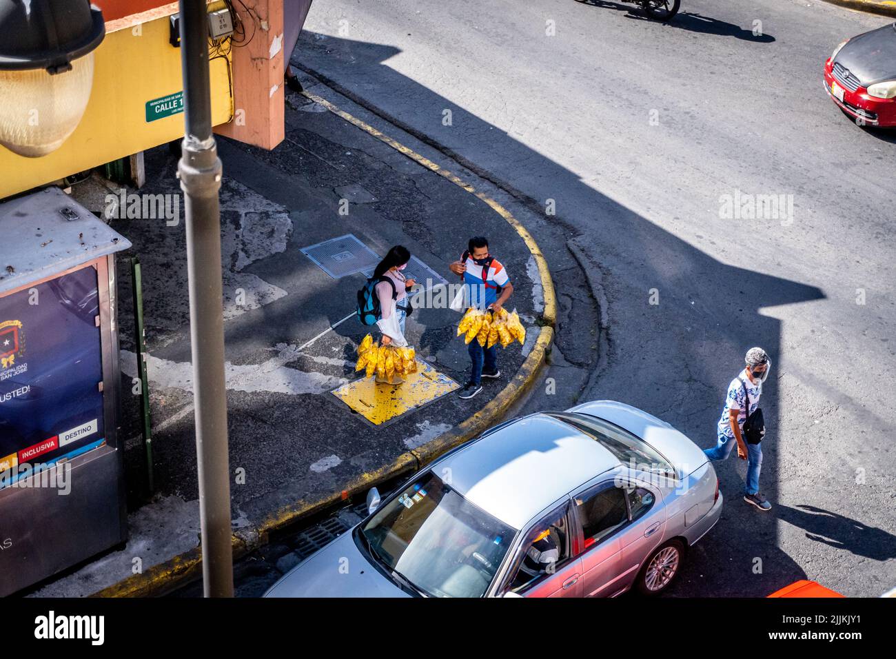 Una vista dall'alto delle persone che camminano sulla strada contro i colorati edifici in Costa Rica Foto Stock
