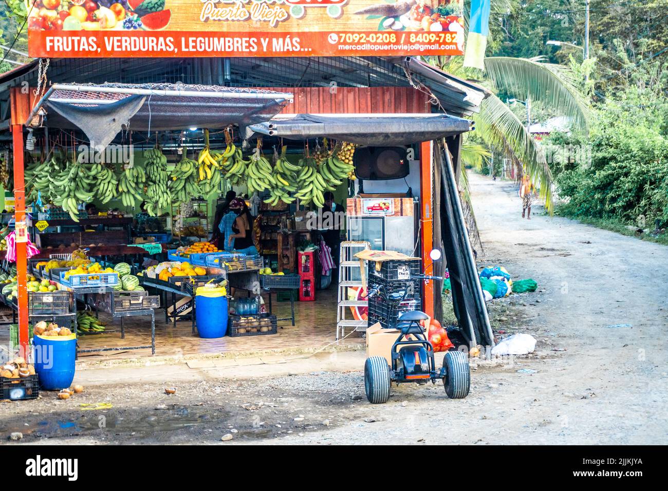 Un colpo di un mercato pieno di frutti tropicali tra le palme in Costa Rica Foto Stock